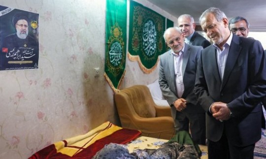  حضور پزشکیان در منزل مادر شهید رئیسی